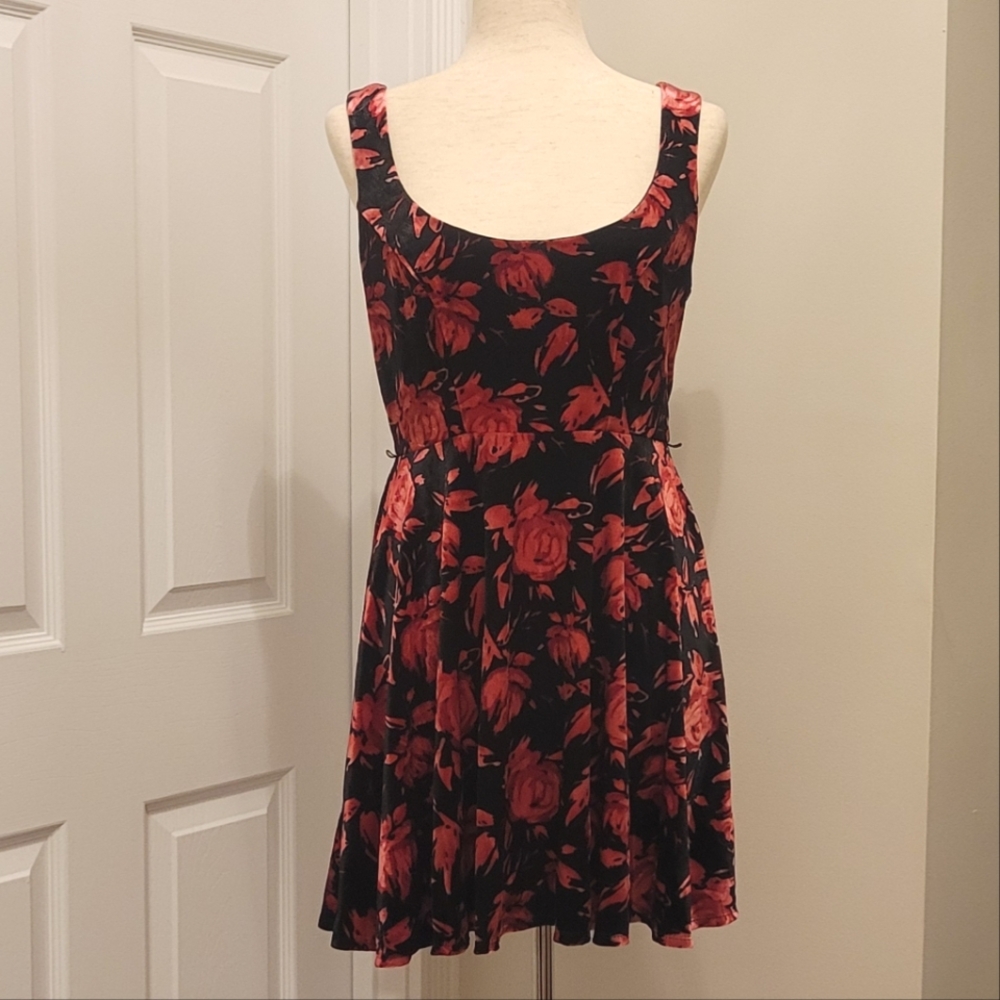 Floral Black and Red Sleeveless Flare Dress - Wetseal - Large